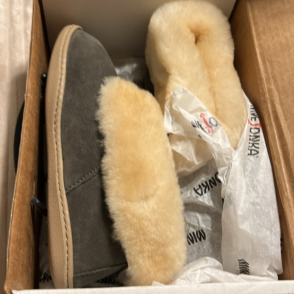 MINNETONKA women’s sheepskin ankle boot gray suede size 9 NWT - Picture 9 of 12